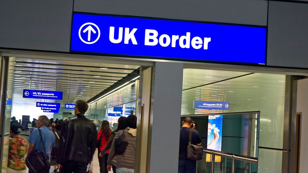 Britský imigrační úředník byl obviněn, že je sám nelegální migrant